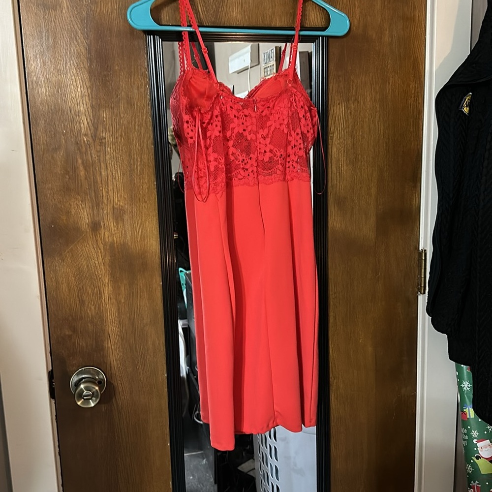 Red dress - Picture 3 of 3